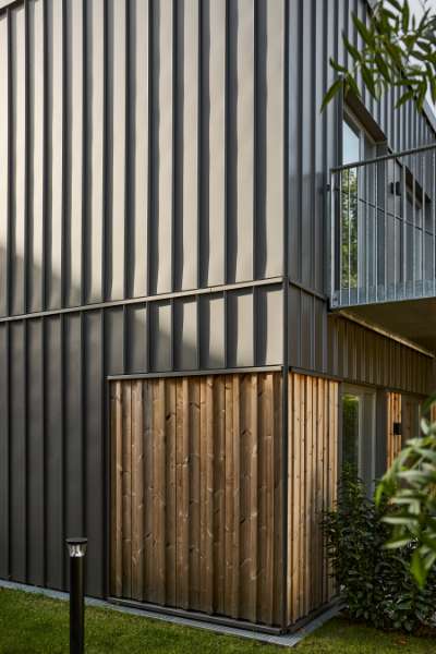 Stålprofiler og træ forenes på facaden af moderne boliger i Aalborg, Badehusvej 1, 9000 Aalborg